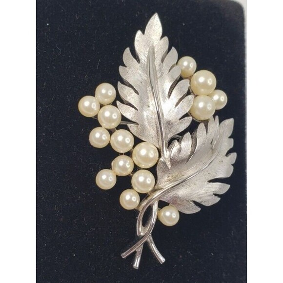 Vintage Crown TRIFARI Signed Pearl and Silver Tone Pin Brooch **rare** 1950-60's - Picture 3 of 8